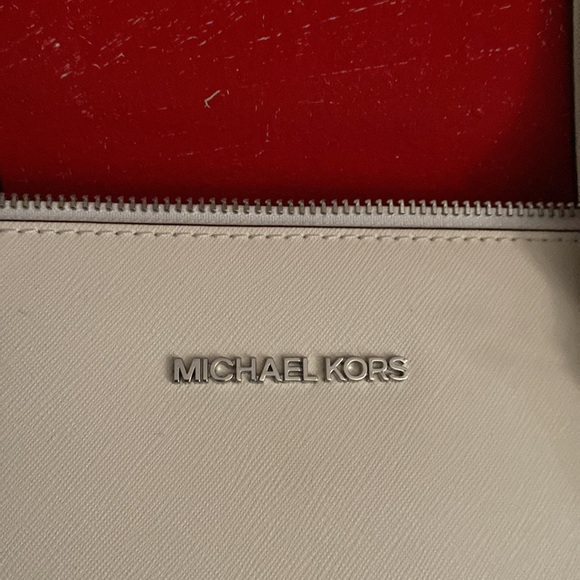 Brand new white Michael Kors shoulder bag with silver detailing - Picture 3 of 8